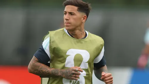 إنزو فيرنانديز لاعب وسط الأرجنتين يرتدي زي تدريب خلال استعدادات كأس العالم، مع ظهور وشوم واضحة على ذراعه.
