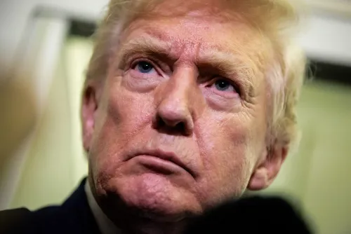 صورة مقربة لرجل ذو شعر أشقر وعينين زرقاوين، يظهر تعبيراً جاداً. تعكس الصورة الجدل حول تصريحاته بشأن جيفري إبشتاين.