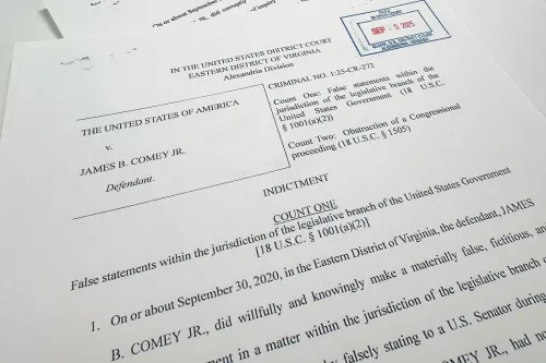 وثيقة اتهام ضد جيمس كومي تتضمن تفاصيل التهم الجنائية المتعلقة بتصريحاته للكونغرس في 2020، مع ذكر القضايا السياسية المحيطة بها.