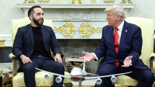 اجتماع بين رئيس السلفادور ناييب بوكيلي والرئيس الأمريكي دونالد ترامب في المكتب البيضاوي، حيث يناقشان قضايا الهجرة.