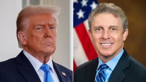 صورة تجمع بين الرئيس السابق دونالد ترامب وهامبتون دلينجر، مع التركيز على النزاع القانوني حول إقالة دلينجر من منصبه.