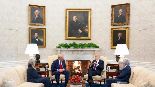 اجتماع بين ترامب وبايدن في المكتب البيضاوي، حيث يجلسان بالقرب من المدفأة، مع لوحات رويستار عن الرؤساء السابقين على الجدران.