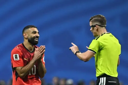 لاعب منتخب مصر يرتدي الرقم 10 يتحدث مع حكم المباراة خلال مواجهة مصر والأرجنتين في كأس العالم وسط أجواء توتر واحتجاجات تحكيمية.