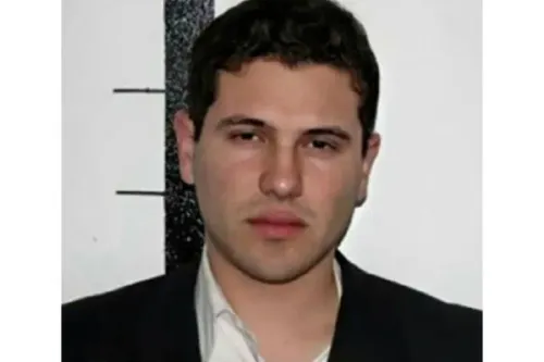 صورة لزعيم كارتل مخدرات مكسيكي مطلوب، يظهر فيها ملامح وجهه بوضوح، مما يعكس دوره في تجارة المخدرات وأعمال العنف.