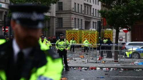 موقع الحادث في ليفربول مع وجود الشرطة وسيارات الإسعاف وسط الفوضى، بعد دهس سيارة لمشجعين احتفلوا بفوز فريقهم.