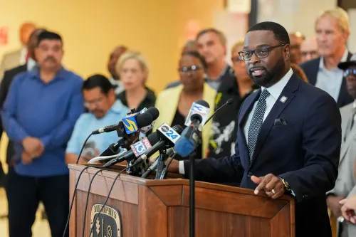 عمدة مدينة ممفيس، بول يونغ، يتحدث في مؤتمر صحفي حول انتشار الحرس الوطني لمكافحة الجريمة، مع حضور عدد من المسؤولين المحليين.