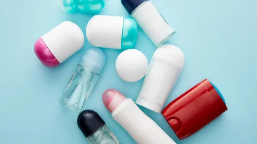 مجموعة متنوعة من مزيلات العرق لكامل الجسم، تشمل العصي والكريمات والبخاخات، موضوعة على خلفية زرقاء، تعكس الاتجاه المتزايد في منتجات العناية الشخصية.