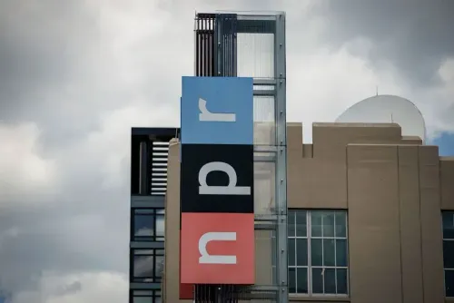 لافتة تحمل شعار NPR على مبنى حديث، تعكس أهمية التمويل الفيدرالي في دعم وسائل الإعلام العامة.