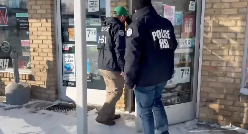 عملاء من إدارة الأمن الداخلي يقتربون من متجر في مينيسوتا، في سياق تحقيقات حول احتيال في مراكز رعاية الأطفال.