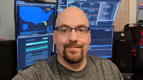 جيسون روبنسون، مبتكر موقع PowerOutage.US، يجلس أمام شاشات تعرض بيانات انقطاع التيار الكهربائي في الولايات المتحدة.