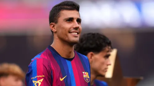 رودري لاعب خط وسط برشلونة الجديد يرتدي قميص الفريق ويبتسم قبل مباراة الدوري الإسباني أمام أتلتيك بلباو.