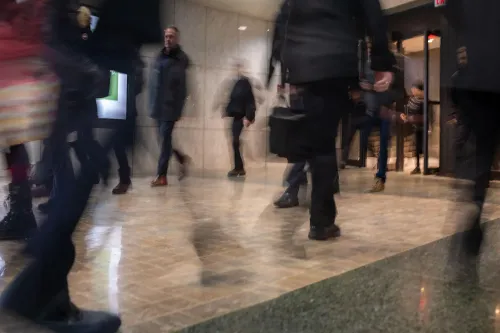 ممرات PATH في تورونتو تعج بالناس في يوم شتوي، حيث يتنقل الموظفون بين المكاتب والمتاجر بعيدًا عن البرد القارس.