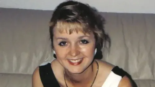 صورة لجودي هويسنترويت، مقدمة الأخبار، مبتسمة على أريكة، تعكس شخصيتها الدافئة. كانت مفقودة منذ عام 1995، ولا تزال قضيتها قيد التحقيق.