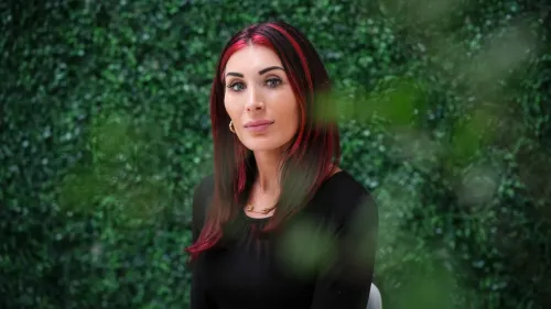 لقاء لورا لومر، الناشطة اليمينية المتطرفة، في البيت الأبيض مع الرئيس ترامب، وسط خلفية خضراء، يعكس تأثيرها المتزايد في السياسة.