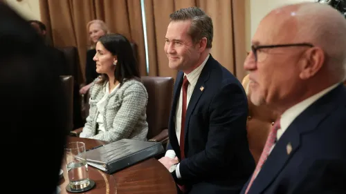 اجتماع لمستشار الأمن القومي مايك والتز مع مسؤولين في البيت الأبيض، مع التركيز على التحديات السياسية الحالية التي يواجهها ترامب.