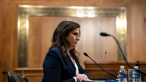 النائبة إليز ستيفانيك أثناء جلسة استماع في الكونغرس، وسط مناقشات حول ترشيحها كسفيرة للولايات المتحدة لدى الأمم المتحدة.