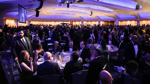 حفل عشاء جمعية مراسلي البيت الأبيض، حيث يجتمع الصحفيون في أجواء رسمية لتكريم حرية الصحافة، مع تواجد حشود كبيرة.