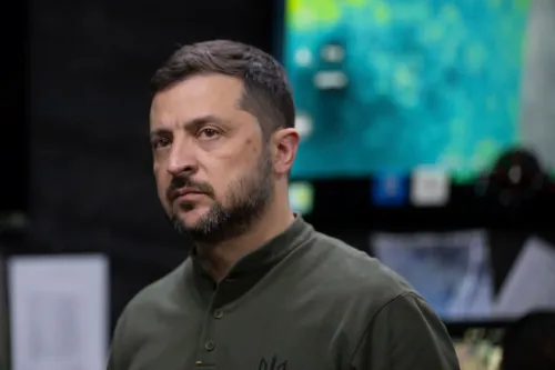 فولوديمير زيلينسكي، الرئيس الأوكراني، يظهر بملامح جدية أثناء اجتماع دبلوماسي في سياق محادثات السلام حول أوكرانيا.