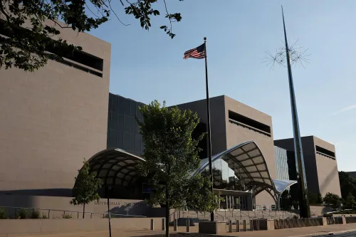 واجهة متحف سميثسونيان في واشنطن، مع علم الولايات المتحدة وشجرة، تعكس جهود المراجعة الداخلية للمؤسسة لتلبية توجيهات البيت الأبيض.