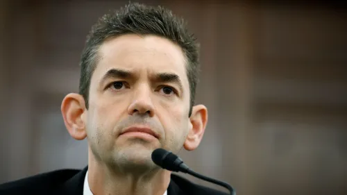 الرجل الذي يظهر في الصورة هو جاريد إيزاكمان، المرشح السابق لقيادة وكالة ناسا، خلال جلسة استماع رسمية.