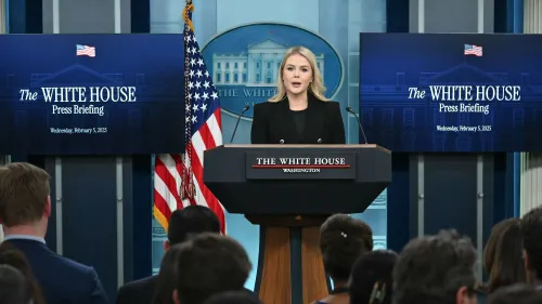 تظهر السكرتيرة الصحفية للبيت الأبيض كارولين ليفيت أثناء مؤتمر صحفي، حيث تعلن عن إلغاء اشتراكات الحكومة الفيدرالية لبوليتيكو.