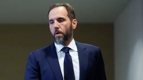 جاك سميث، المستشار الخاص السابق، يتحدث بجدية، مرتديًا بدلة رسمية، في سياق تعليق البيت الأبيض لتصاريح محامي "كوفينغتون آند بيرلنغ".