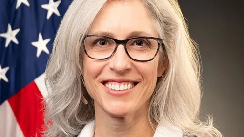 ترشيح الدكتورة سوزان موناريز، المديرة بالنيابة لمراكز مكافحة الأمراض، لقيادة الوكالة، مع العلم أنها خبيرة في الصحة العامة.