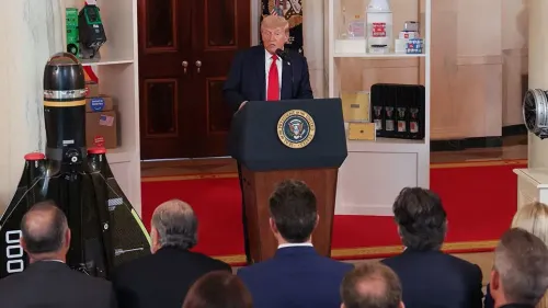 ترامب يتحدث في مؤتمر صحفي عن تأثير التعريفات الجمركية على الاقتصاد الأمريكي، مع التركيز على تحديات الأسعار للأطفال.