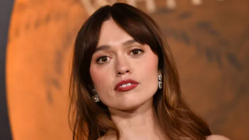 تظهر إيمي لو وود، نجمة "وايت لوتس"، في حدث مع تسريحة شعر مميزة وأقراط بارزة، تعبر عن مشاعرها تجاه اسكتش "ساترداي نايت لايف".