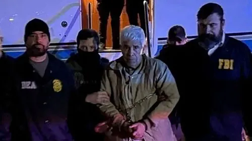 رجل مسن يُقاد من قبل عملاء فيدراليين أمريكيين، ويبدو أنه رافائيل كارو كينتيرو، أثناء تسليمه من المكسيك إلى الولايات المتحدة.