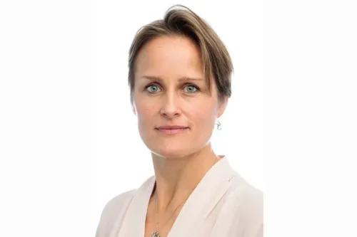 بليز ميترويلي، أول امرأة تتولى رئاسة جهاز الاستخبارات البريطاني MI6، تتسم بخبرة واسعة في مجال التجسس والتكنولوجيا.