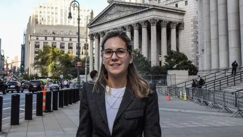 دانييل ساسون، المدعية العامة بالإنابة، تقف أمام المحكمة الفيدرالية في نيويورك، حيث أشرفت على قضايا رفيعة المستوى تتعلق بالفساد.