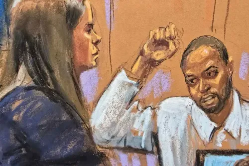 رسم توضيحي لمورين كومي، المدعية العامة السابقة، أثناء جلسة استماع، حيث تتحدث مع أحد المتهمين في قضية بارزة.