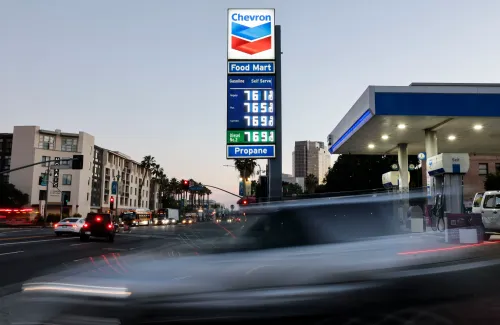 أسعار الوقود مرتفعة في محطة Chevron في جنوب كاليفورنيا، حيث يظهر سعر الجالون أكثر من 6 دولارات، مما يؤثر على قرارات شراء السيارات الكهربائية.