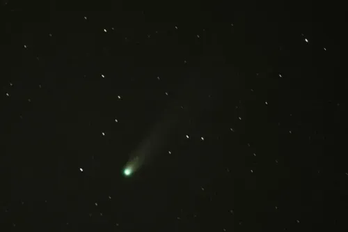 مذنب 3I/ATLAS يظهر في السماء مع ذيل مضيء، محاط بنجوم، حيث يثير اهتمام العلماء لدراسته في إطار الأبحاث الفلكية.