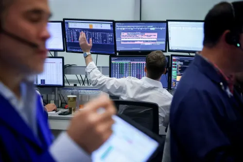 متداولون في غرفة تداول يراقبون الشاشات التي تعرض بيانات الأسهم، مع تزايد التوترات التجارية بين الولايات المتحدة والصين.
