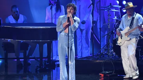 بنسون بون يؤدي أغنيته "Beautiful Things" في حفل الجرامي، مرتديًا بذلة زرقاء لامعة، وسط تفاعل حماسي من الجمهور.