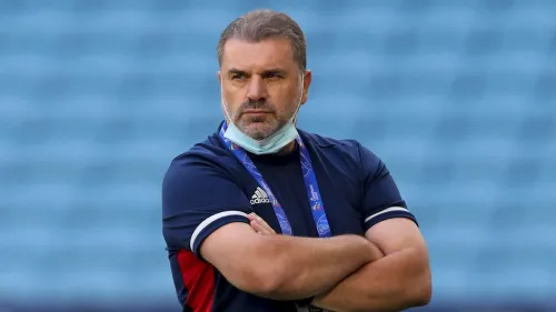 المدرب أنج بوستيكوغلو بتعبير جدي خلال مباراة دوري روشن للمحترفين، مع خلفية مدرجات ملعب فارغة.