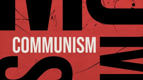 تصميم جرافيكي بكلمات "COMMUNISM" باللون الأبيض على خلفية حمراء مع خطوط سوداء، يعكس موضوع الشيوعية في المقال.