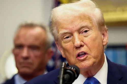 ترامب يتحدث في مؤتمر صحفي، مع وجود شخصية أخرى في الخلفية. تعكس تعابيره الجدية والجدل حول قضايا سياسية حساسة تتعلق بالعدالة.