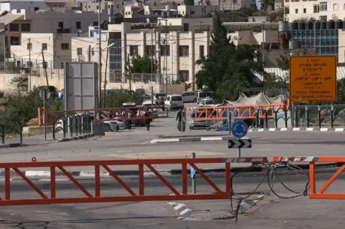 إغلاق مداخل المدن والقرى في الضفة الغربية بحواجز حديدية وإسمنتية، مما يعكس التوترات المتزايدة والقيود المفروضة على حركة الفلسطينيين.