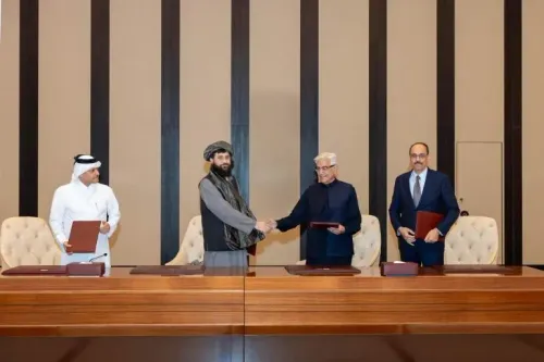 مفاوضات بين ممثلين من باكستان وطالبان الأفغانية في اجتماع رسمي، مع وجود مسؤولين آخرين، في سياق توتر العلاقات الإقليمية.