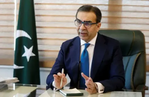 رجل أعمال يتحدث في مؤتمر صحفي حول خصخصة الخطوط الجوية الباكستانية، مع العلم الوطني خلفه، في إسلام آباد.