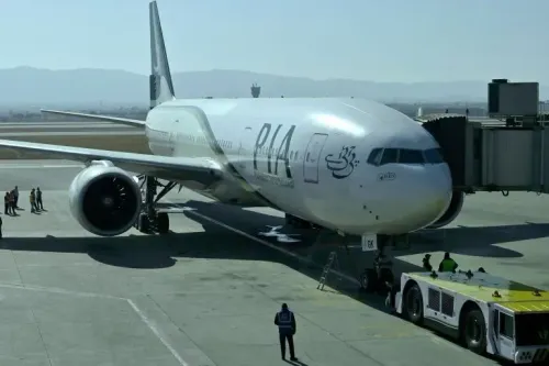 طائرة الخطوط الجوية الدولية الباكستانية (PIA) متوقفة في مطار إسلام آباد، مع وجود موظفين ومعدات على الأرض، تعكس عملية الخصخصة الأخيرة.