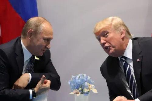 اجتماع بين دونالد ترامب وفلاديمير بوتين، حيث يتبادلان الحديث في سياق التوترات حول الحرب الروسية في أوكرانيا.