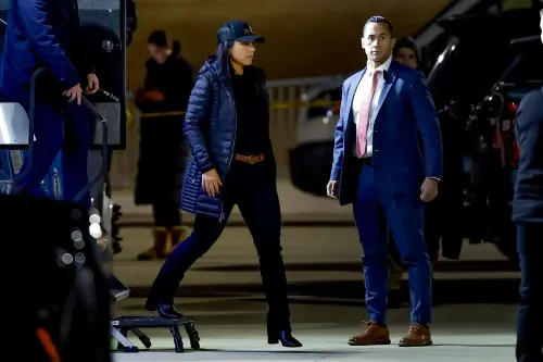 تولسي غابارد، مديرة الاستخبارات الوطنية، تتحدث مع مسؤولين أثناء تنفيذ مكتب التحقيقات الفيدرالي لمذكرة تفتيش في مقاطعة فولتون، جورجيا.