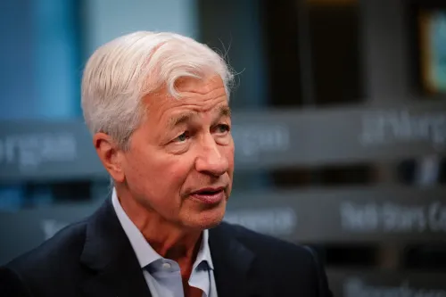 جيمي ديمون، الرئيس التنفيذي لبنك JPMorgan، يتحدث في مؤتمر، محذراً من مخاطر الإفلاس في الأسواق المالية.