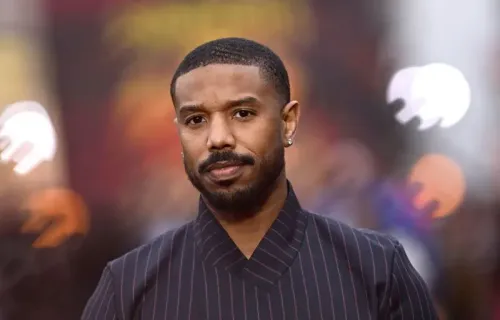 مايكل ب. جوردان، الممثل والمنتج، يظهر في حدث عام، مع خلفية غير واضحة، في سياق محاكمة شون كومبس.