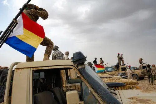 مقاتلون من جيش تحرير أزواد يحملون علم أزواد على مركبات عسكرية في شمال مالي، يعكس التحالف غير المسبوق مع جماعة نصرة الإسلام والمسلمين في صراع باماكو.