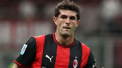 كريستيان بوليسيتش لاعب ميلان يرتدي القميص الأحمر والأسود خلال مباراة في الدوري الإيطالي، مع تركيز على أدائه وتطور مسيرته الكروية.